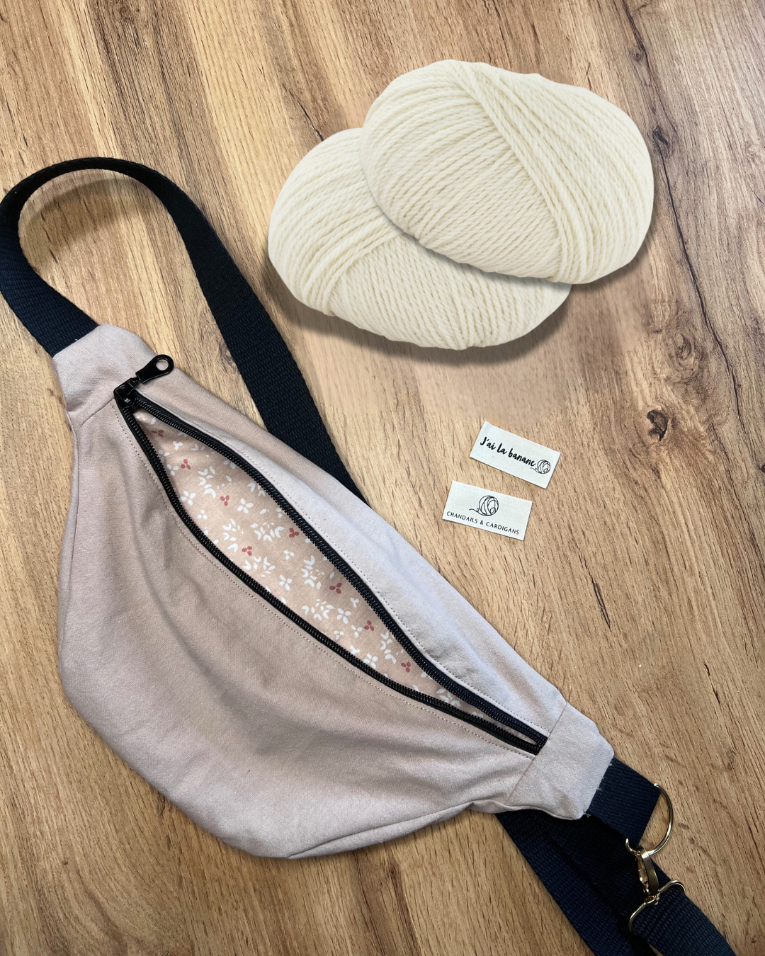 Kit sac banane bandoulière GIGI BANANA personalisable (37 cm x 19 cm) = patron de tricot PDF + doublure + laine. Qualité artisanale