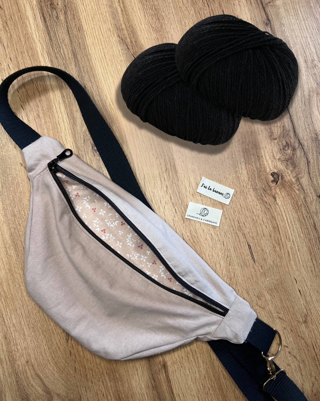 Kit sac banane bandoulière GIGI BANANA personalisable (37 cm x 19 cm) = patron de tricot PDF + doublure + laine. Qualité artisanale