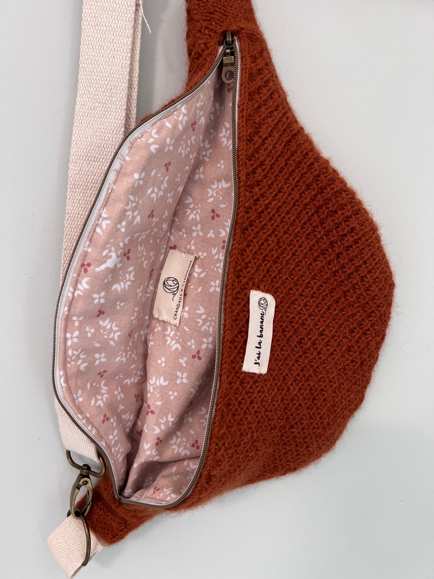 Kit sac banane bandoulière GIGI BANANA personalisable (37 cm x 19 cm) = patron de tricot PDF + doublure + laine. Qualité artisanale